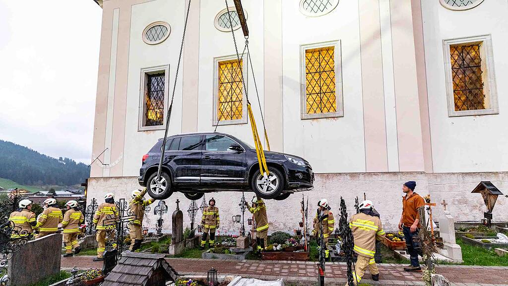 FF-Flachau-PKW auf Friedhof_web-7.jpg