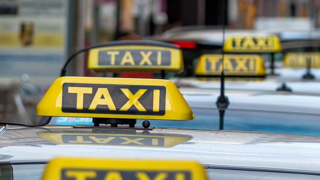 In Bischofshofen warfen die Täter den Taxilenker aus dem Fahrzeug.
