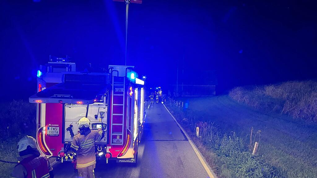 Auto in Böschung