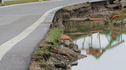 Aufräumarbeiten an der A8