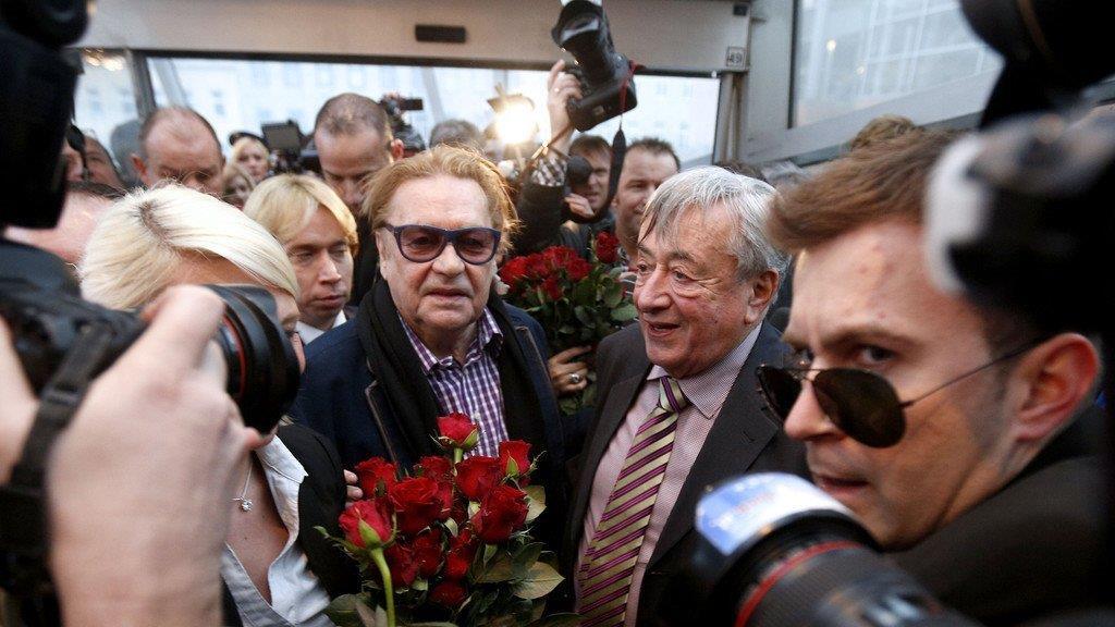 Helmut Berger verteilte Rosen in der Lugner City in Wien