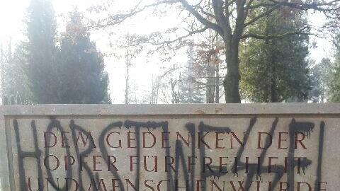Das beschmierte Denkmal am Kommunalfriedhof.