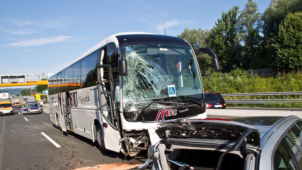 Unfall mit Pkw und zwei Bussen bei Anschlussstelle Hagenau