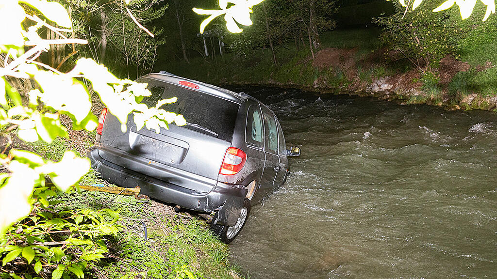 Auto rollt in Enns
