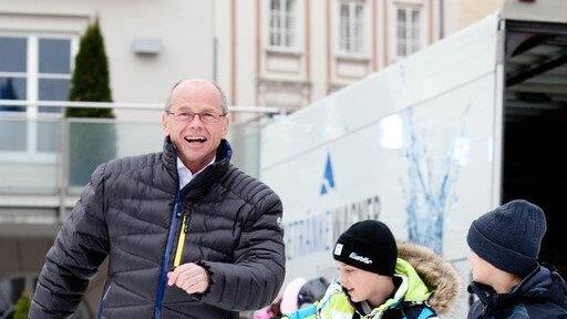 Stöckl und Kids testen Kunsteis