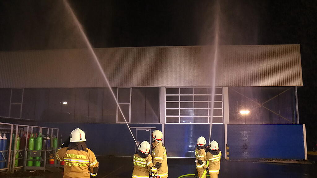 Feuerwehr-\u00dcbung: Brand in Salzburger Lager