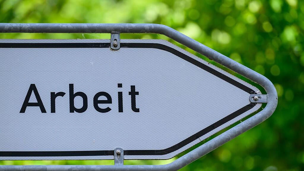 Umfrage: Für sechs Prozent der Beschäftigten reicht Gehalt nicht aus