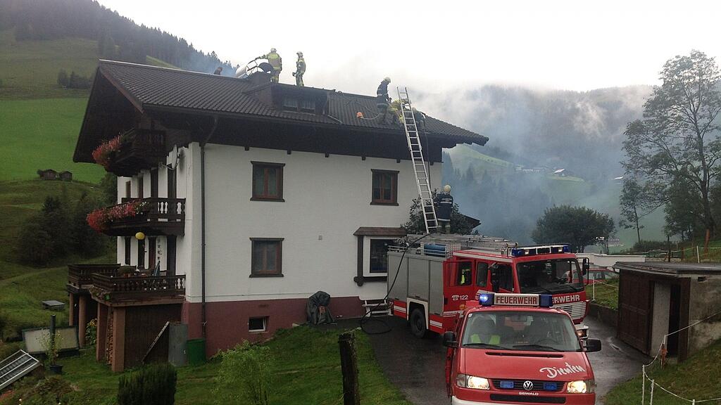 Die Einsatzkräfte verlegte den Rauchfang und ließen den Kamin kontrolliert ausbrennen.