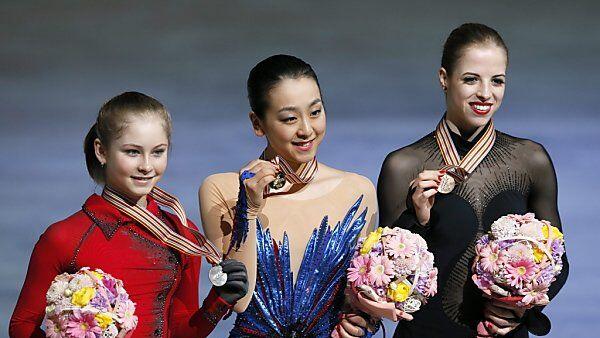 Japanerin gewann vor Lipnizkaja (l.) und Kostner