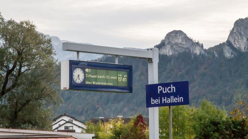 Einjährige stirbt nach Unfall am Bahnhof Puch im Spital