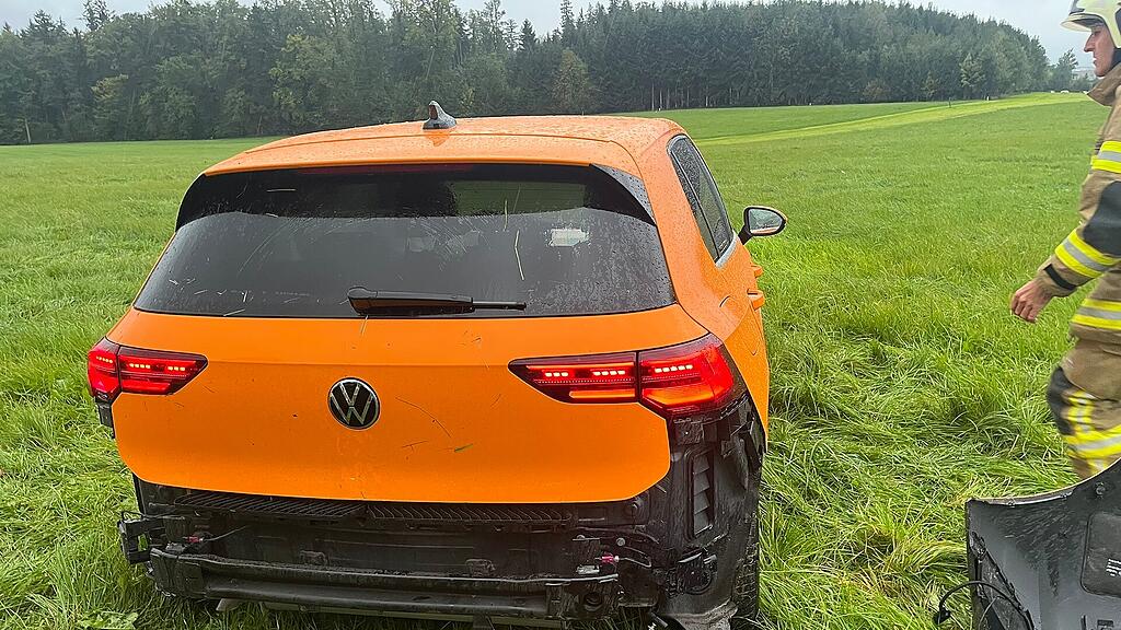Pkw kracht in Viehdurchlass