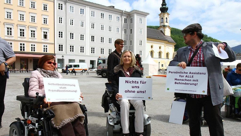 Menschenkette am Residenzplatz