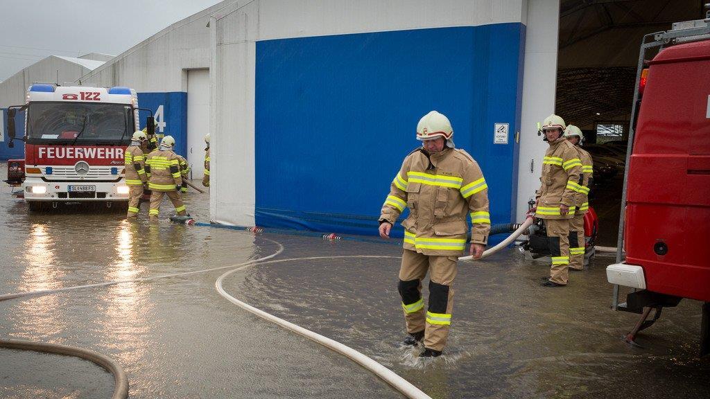 Wintereinbruch - Überflutungen in Straßwalchen