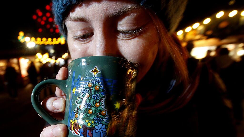Schon eine Tasse Punsch kann die Fahrtüchtigkeit beeinträchtigen.