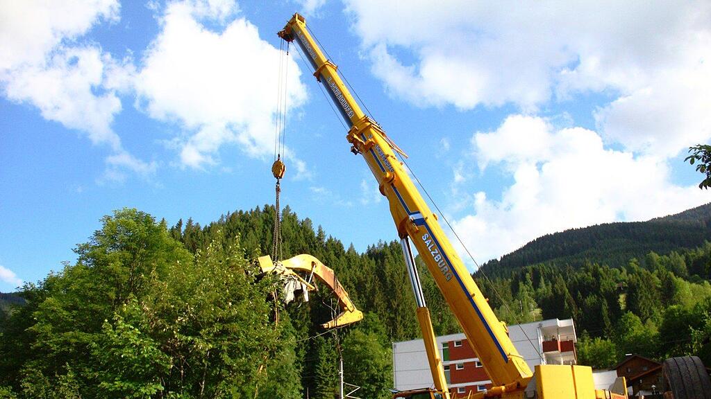 Der 23-Tonner wurde in einer siebenstündigen Bergungsaktion aus dem Wasser geholt.