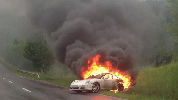 Das Auto geriet in Flammen