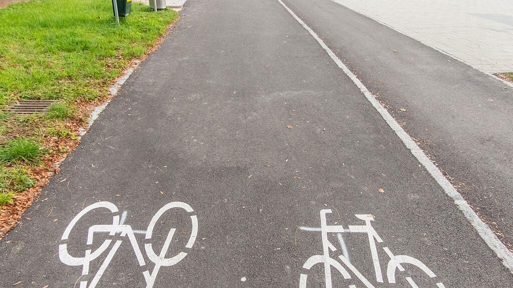 Bei einem Überholversuch kollidierten ein Auto und ein Radfahrer in Salzburg