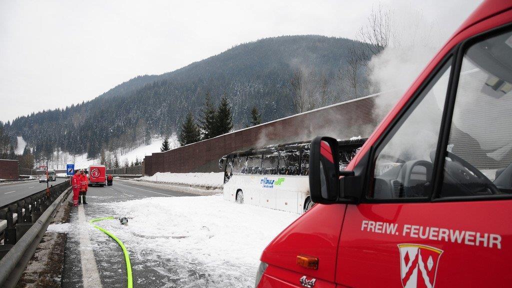 Reisebus in Vollbrand