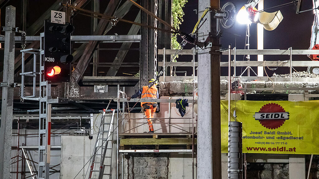 Eisenbahnbr\u00fccke in Salzburg erneuert