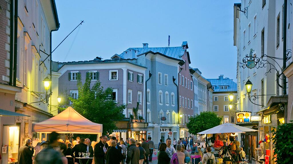 Bei milden Temperaturen konnte in Hallein bis in die Abendstunden flaniert werden.