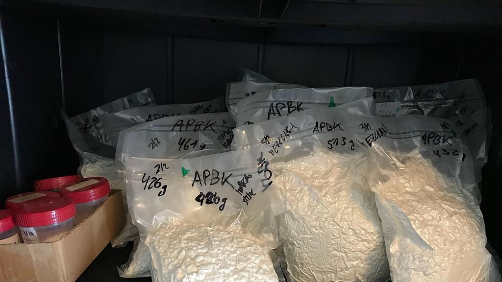 In zwei Drogen-Labors ist die größte jemals in Europa gefundene Menge LSD sichergestellt worden.
