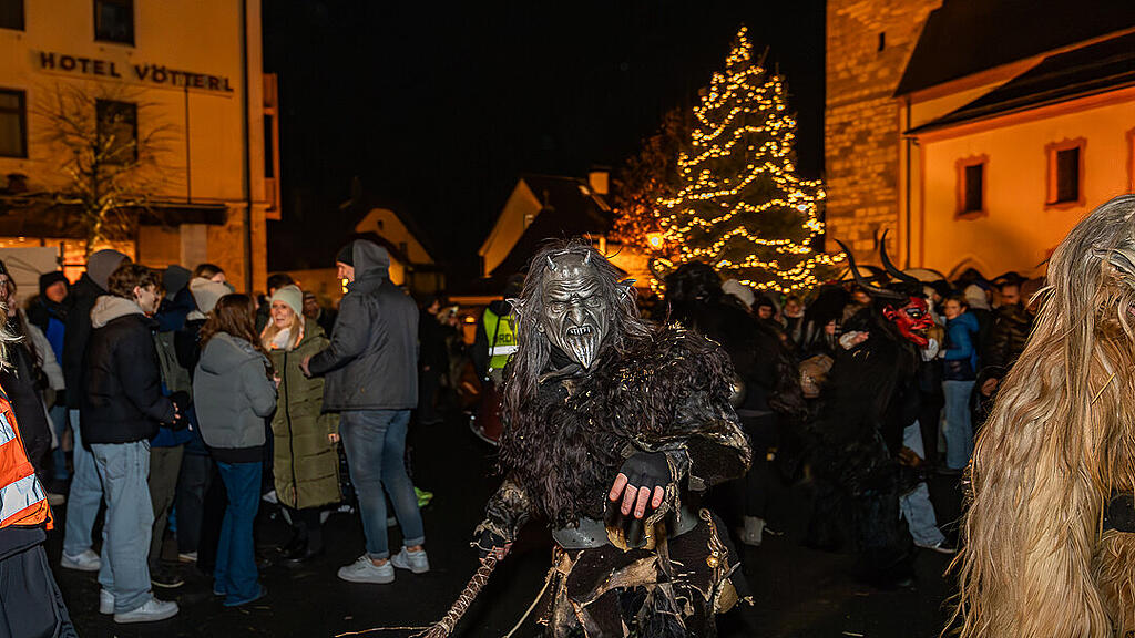 Krampuslauf im Ortszentrum, Großgmain