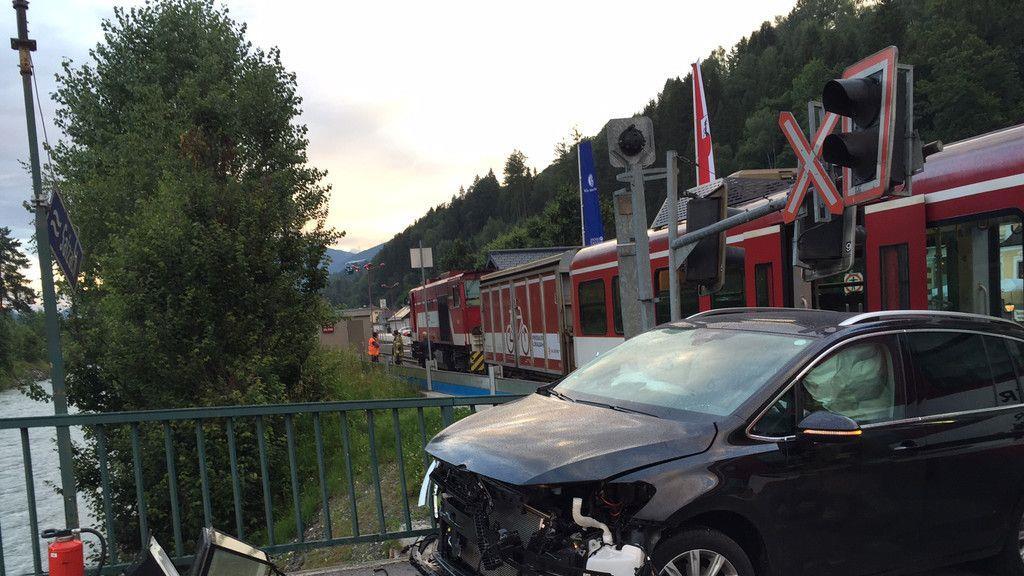 Mittersill – Crash zwischen Pkw und Lokalbahn: Sieben Verletzte