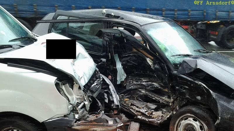 Zwei Pkw-Lenker wurden bei dem Unfall verletzt.