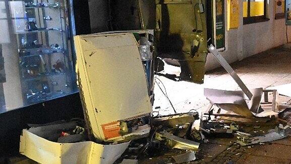 ZIGARETTENAUTOMATEN GESPRENGT