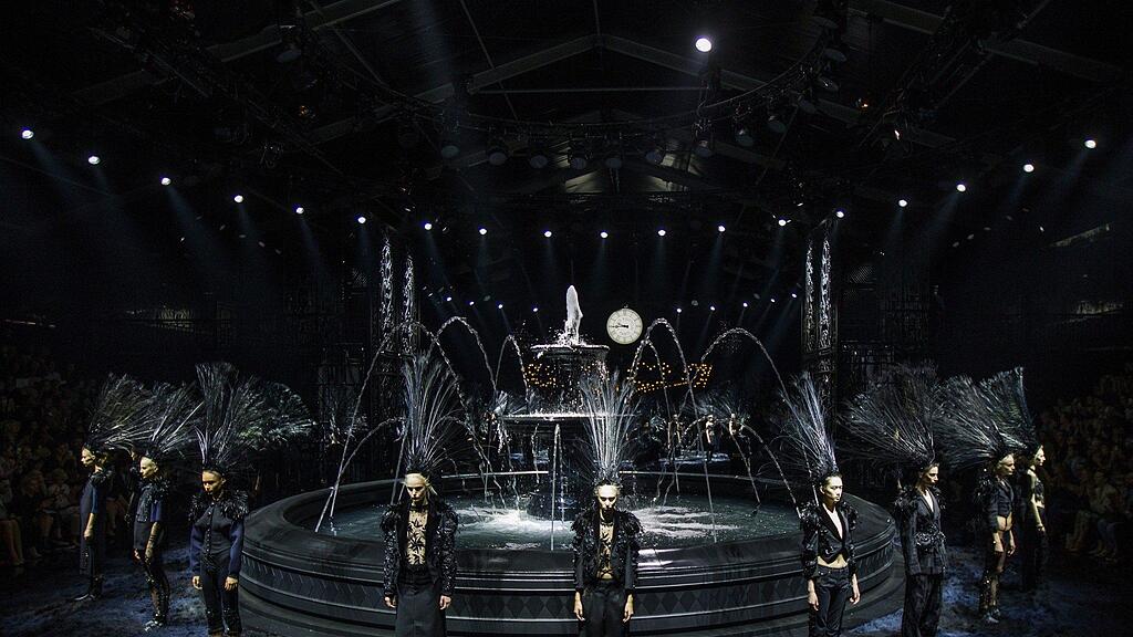 Dunkle Romantik in Schwarz und Nachtblau bei Vuitton-Schau in Paris.