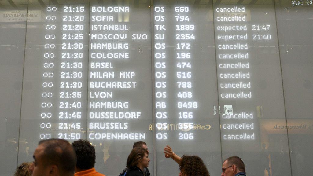 Passagiere warten nach technischen Problemen am Flughafen Wien