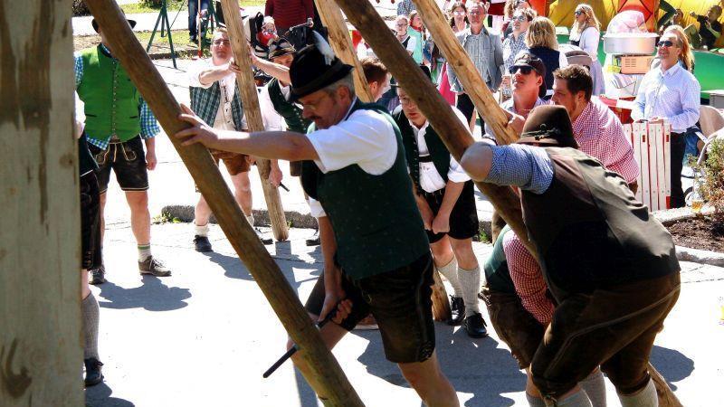 Maibaumaufstellen in Hof
