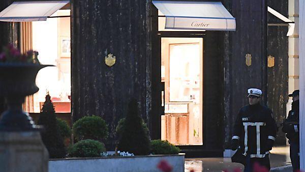 Ein Täter konnte festgenommen werden, zwei sind noch auf der Flucht