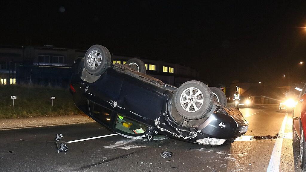 Das Auto überschlug sich in der Bahnhofstraße.