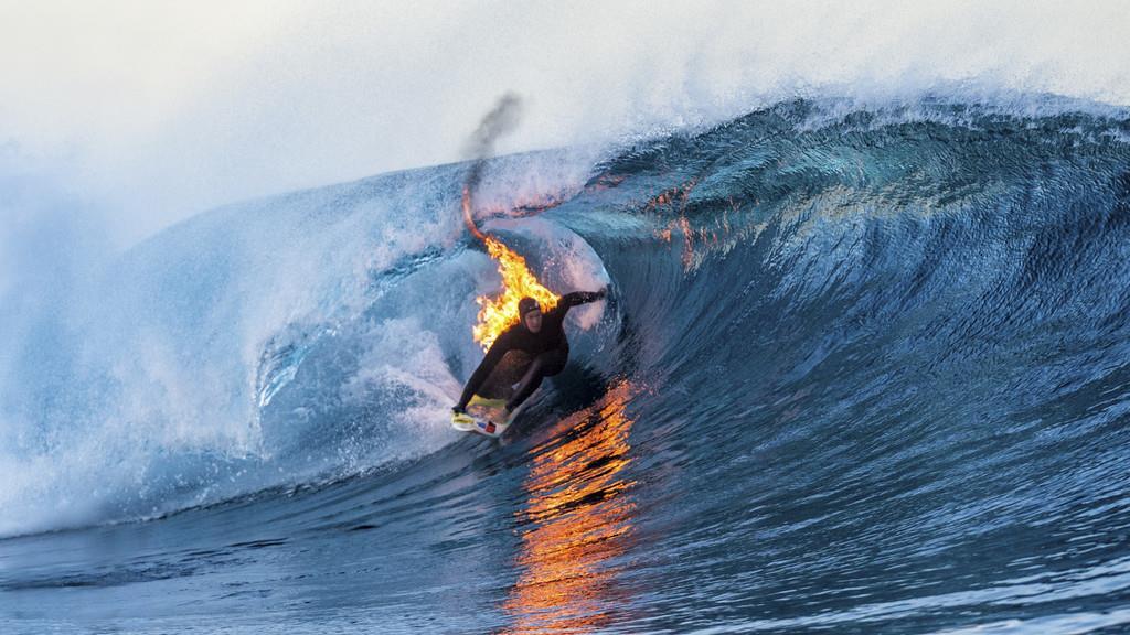 Surfer in Flammen