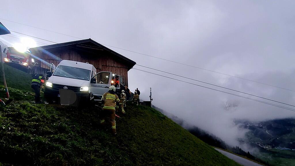 Fahrzeug droht in Bad Hofgastein abzustürzen