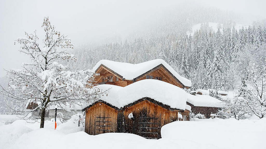 WINTEREINBRUCH IN ÖSTERREICH: SITUATION IN KALS AM GROSSGLOCKNER / OSTTIROL