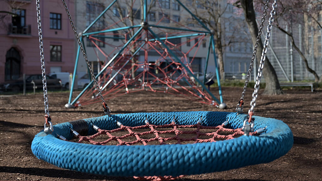 Spieplatz mit Schaukel