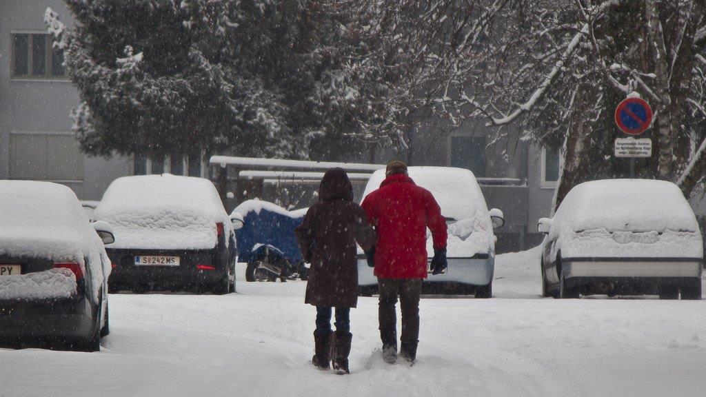 Schnee sorgt für Unfälle und Verkehrschaos: Schneefahrbahn in der Stadt Salzburg