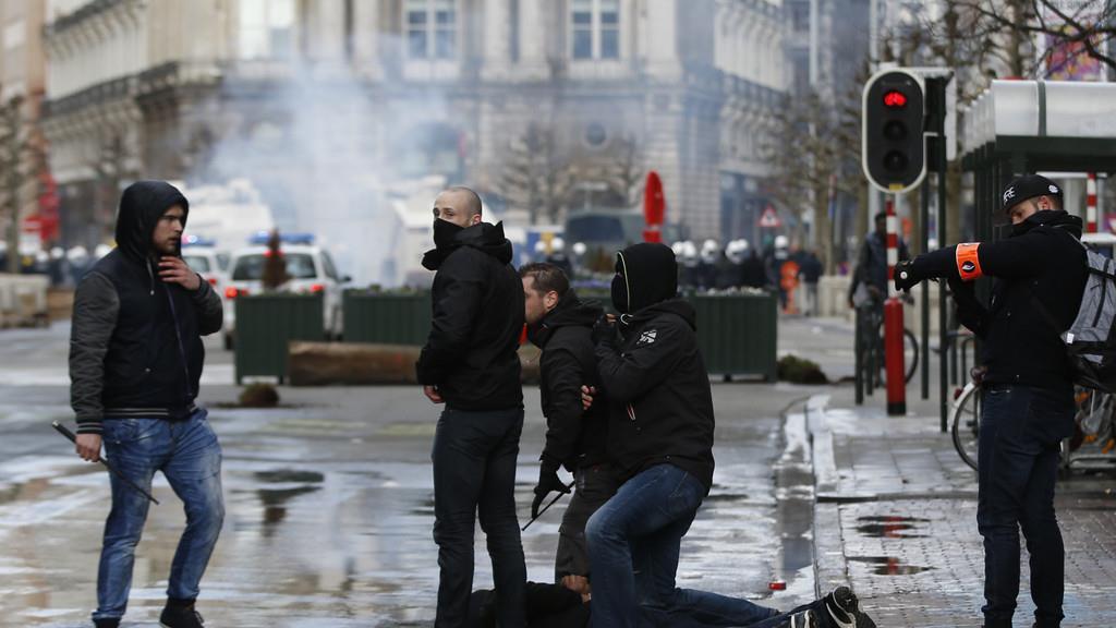 Hooligans randalieren in Brüssel