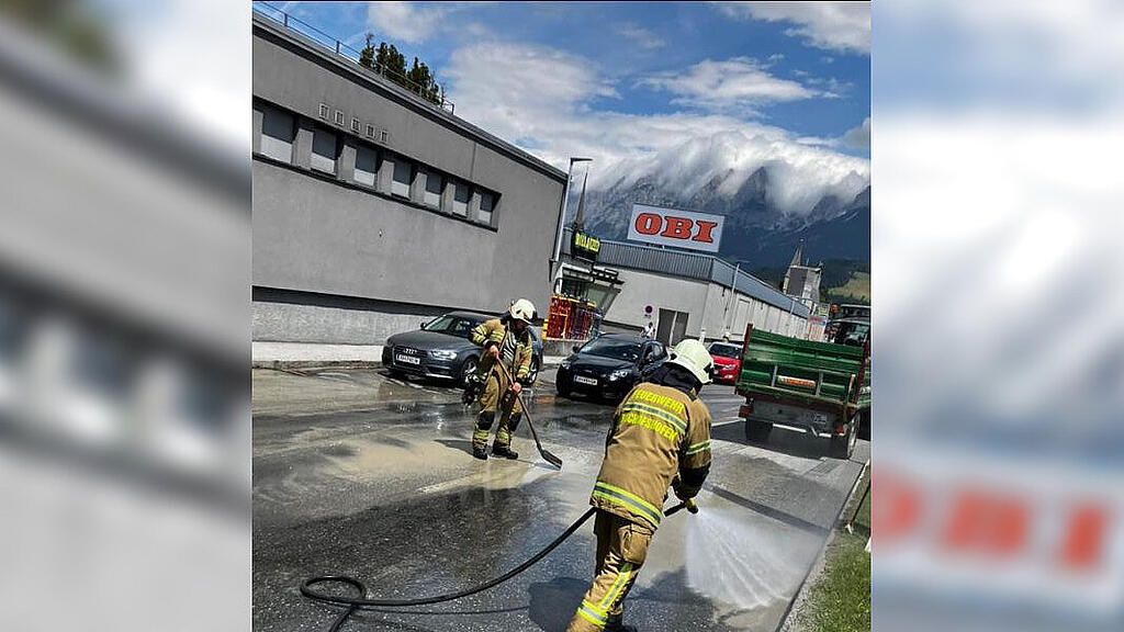 Lkw verliert frischen Beton in Bischofshofen