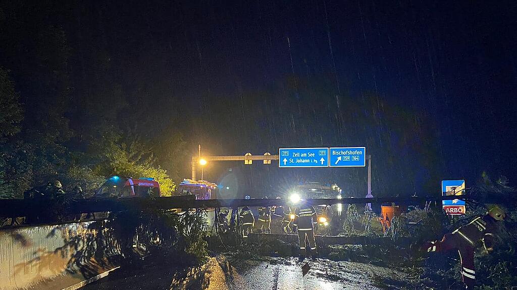 Umgestürzte Bäume auf A10