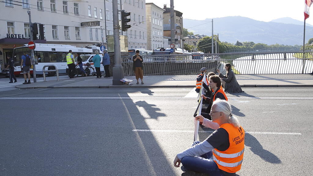 Klebe-Blockade auf Staatsbrücke