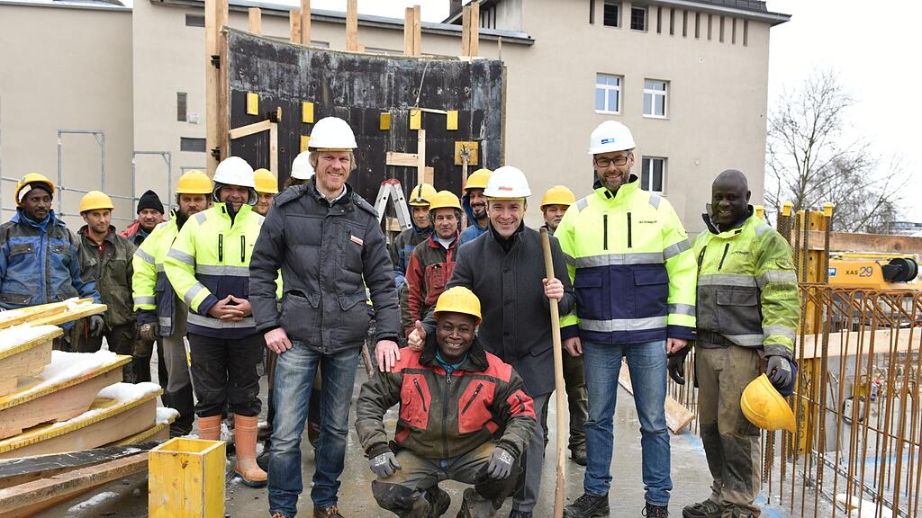 Vizebürgermeister Bernhard Auinger bei seinem "Antrittsbesuch als SIG-Ressortchef auf der Baustelle des Paracelsusbads.