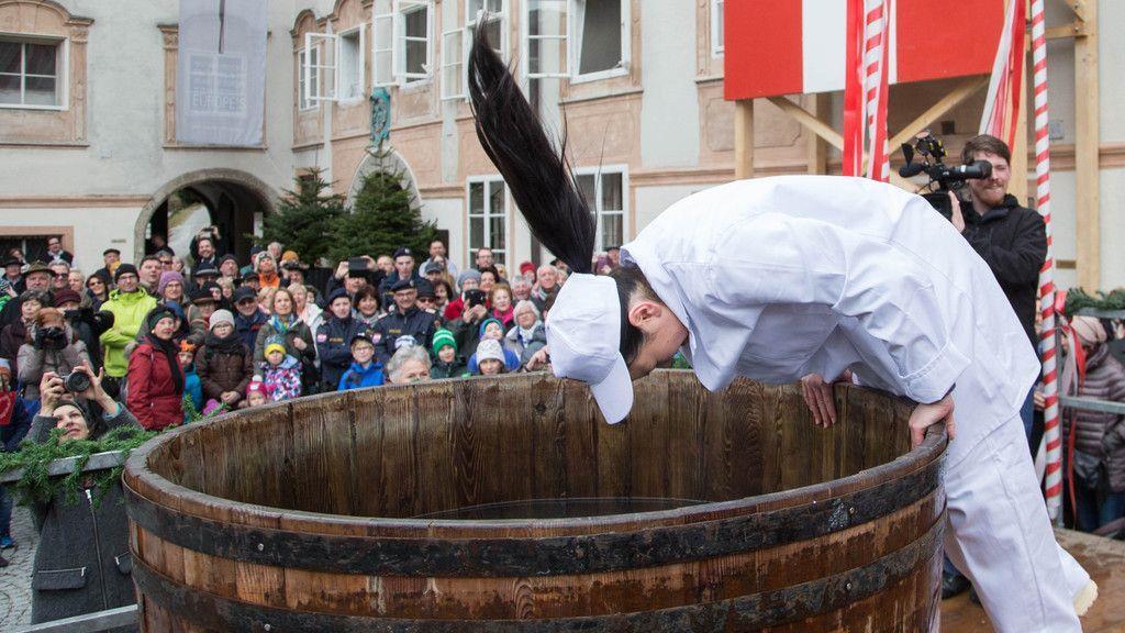 Traditioneller Metzgersprung in Salzburg