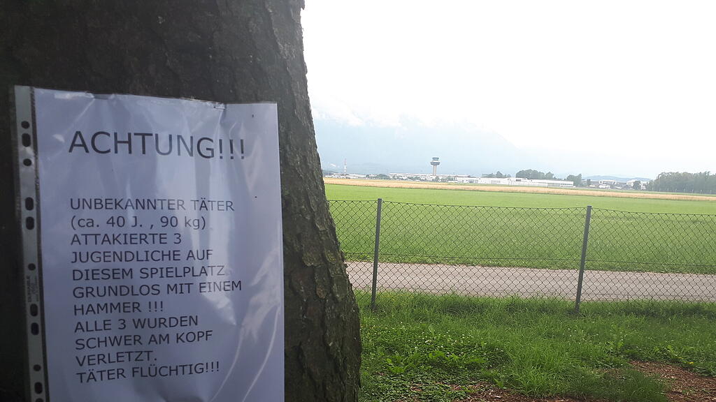 Mehrere Flugblätter am Spielplatz machen auf den Übergriff aufmerksam.
