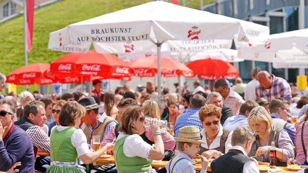 Maibaumaufstellen in Leopoldskron