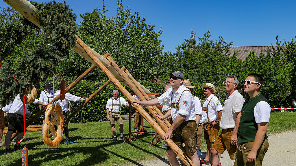 Maibaumaufstellen in Liefering