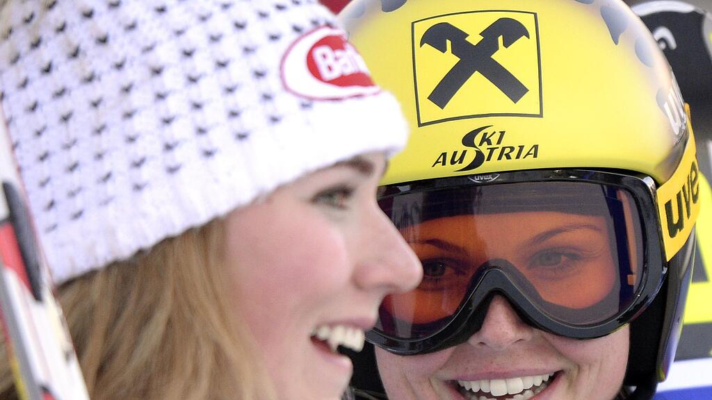 Anna Fenninger (hinten) im Interview