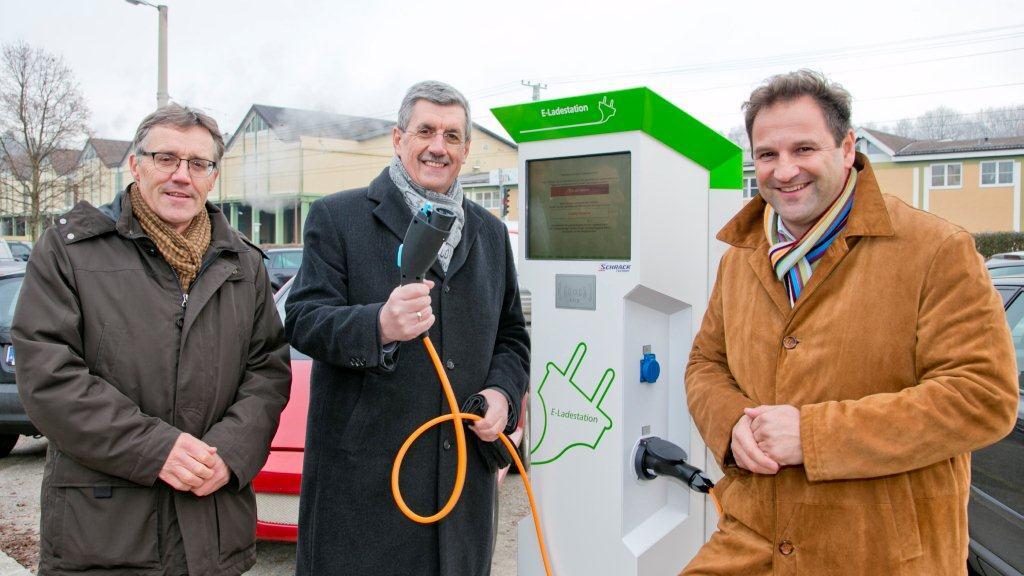 Eröffneten gemeinsam die neue Ladestation für Elektroautos in Oberndorf: Kurt Nadeje (Salzburg AG), Peter Schröder (Bürgermeister Oberndorf) und Dietmar Emich (ElectroDrive Salzburg); v.l.n.r.